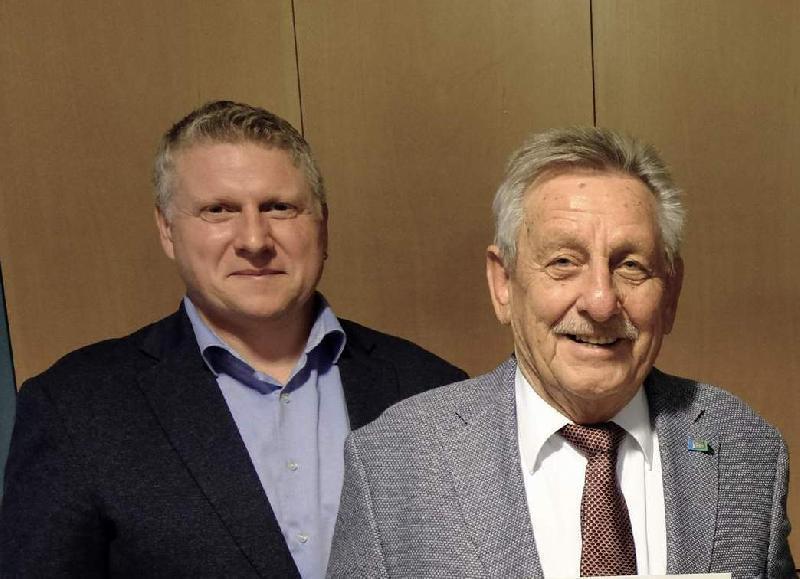 Am 7. Januar 1946 wurde der CSU-Ortsverband Hirschau gegründet. Darum wird Werner Schulz (rechts) beim 40. Dreikönigsfrühschoppen auf „80 Jahre CSU Hirschau“ zurückblicken und CSU-Bürgermeisterkandidat Martin Merkl (links) den Blick nach vorne richten und zur Kommunalwahl 2026 sprechen. - Foto von Reinhold Birner