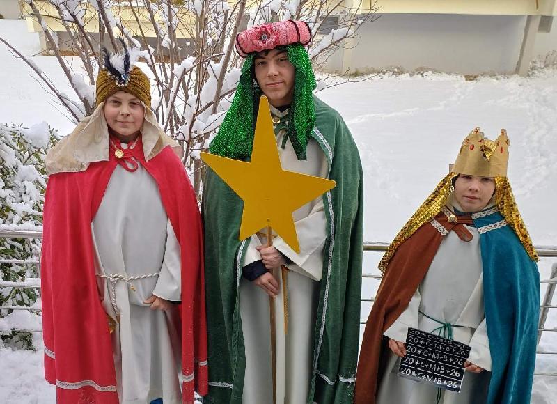 Von Freitag bis zum Dreikönigstag waren die Sternsinger im Hirschauer Stadtgebiet, in Weiher, Krickelsdorf und Ehenfeld unter dem Leitwort „Schule statt Fabrik! Sternsingen gegen Kinderarbeit“ von Haus zu Haus unterwegs.  - Foto von Werner Schulz