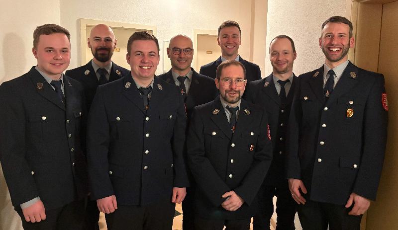 Die Führungskräfte der Weiherer Feuerwehr. Von links: Florian Ott (Geräte- und Hüttenwart), Sebastian Wendl (Kassier), Christoph Ott (2. Kommandant), Norbert Stangl (Kommandant a.D.), Daniel Stiegler (Schriftführer), Tobias Schadl (2. Vorstand), Philipp Birner (1. Kommandant), Michael Reif (1. Vorstand). - Foto von Werner Schulz