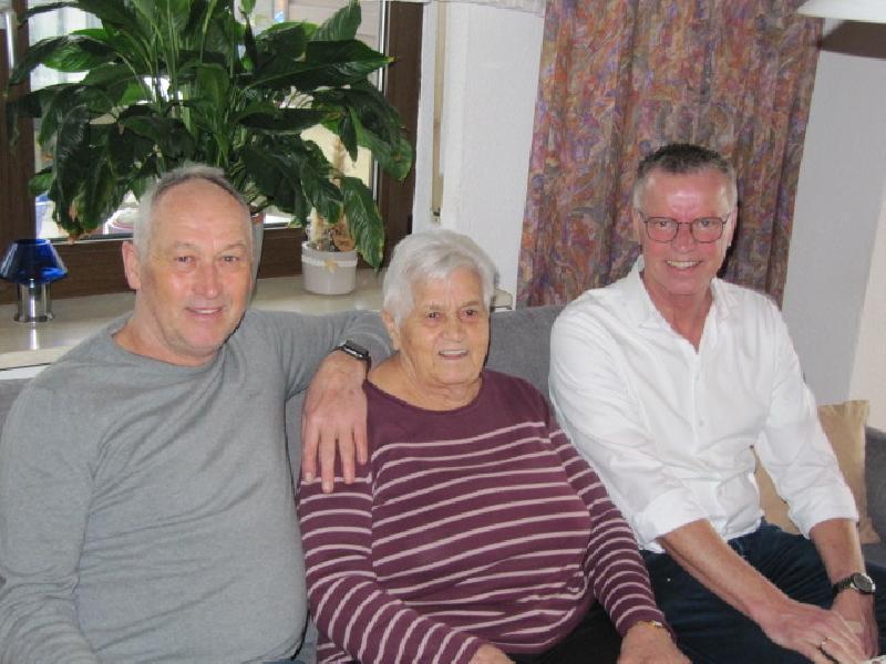1.Bürgermeister Hermann Falk gratuliert Elfried Bosser zum 85 Geburtstag, rechts Sohn Wolfgang - Foto von Gerhard Fleischmann