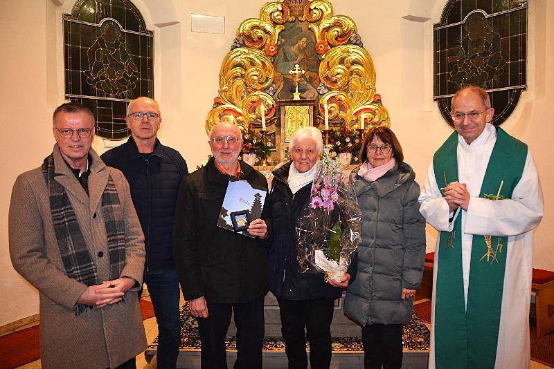 Nach der Ehrung in der Massenrichter Kirche, v. re. Pfarrer Johann Hofmann, PGR-Sprecherin Anita Falk, Hildegard Kohl, der Geehrte Josef Kohl, Kirchenpfleger Joachim Winkler und Bürgermeister Hermann Falk. - Foto von Fritz Dietl