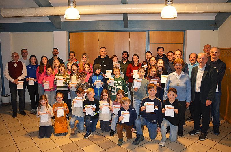 Nach der Urkundenverleihung gab es freudige Gesichter bei den anwesenden kleinen und großen Sportlerinnen und Sportlern. 3. v. re. Der Leiter des DSA-Teams Rudolf Wild, 2. v. li. 3. Bürgermeister Hermann Gebhard. - Foto von Fritz Dietl