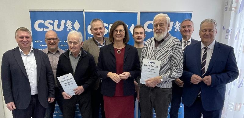 Den dienstältesten Massenrichter CSU-Mitgliedern Johann Wisgickl und Hans Meyer wurde eine nicht alltägliche Ehrung zuteil. Die Urkunden für ihre 60-jährige CSU-Mitgliedschaft wurden ihnen von Landtagspräsidentin Ilse Aigner überreicht. Von links:
Bürgermeisterkandidat Martin Merkl, stellv. Ortsvors. Dieter Kohl, Johann Wisgickl, Ortsvors. Stadtrat Josef Luber, Landtagspräsidentin Ilse Aigner, stellv. Ortsvors. Timo Wisgickl, Hans Meyer, CSU-Kreisvors. MdL Dr. Harald Schwartz und Landrat Richard Reisinger.
 - Foto von Werner Schulz
