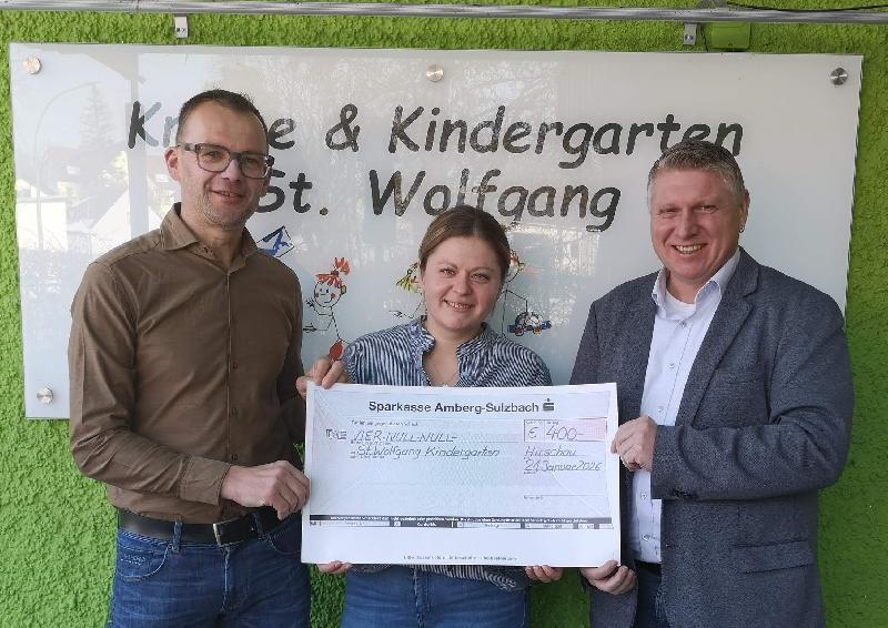 Eine Spende in Höhe von 400 Euro, erzielt beim Weihnachtsmarkt 2025, überreichten CSU-Bürgermeisterkandidat Martin Merkl und 3. Bürgermeister Hermann Gebhard an Katrin Noßner, die stellvertretende Leiterin des St. Wolfgang-Kindergartens. Die Summe wird für den Kauf eines Original Rainbow-Stapelsteinsets verwendet. - Foto von Martina Dolles