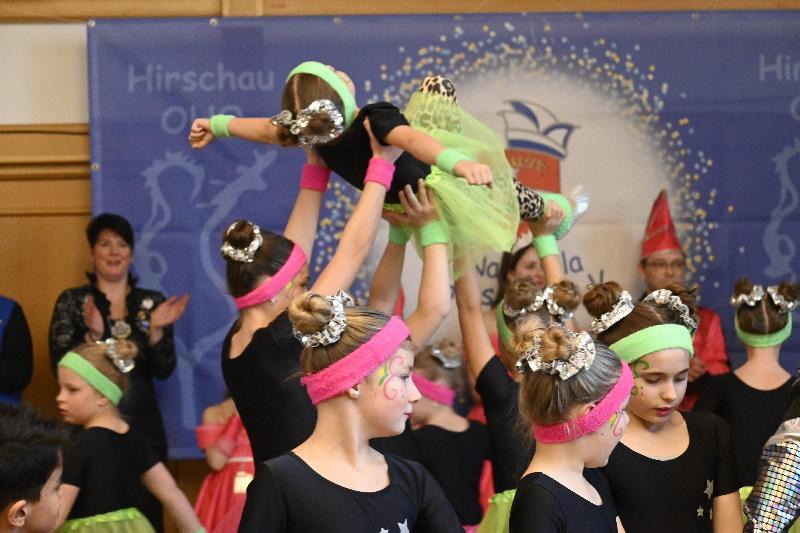 Klein und Groß feiern Kinder- und Familienfasching wie aus dem Bilderbuch