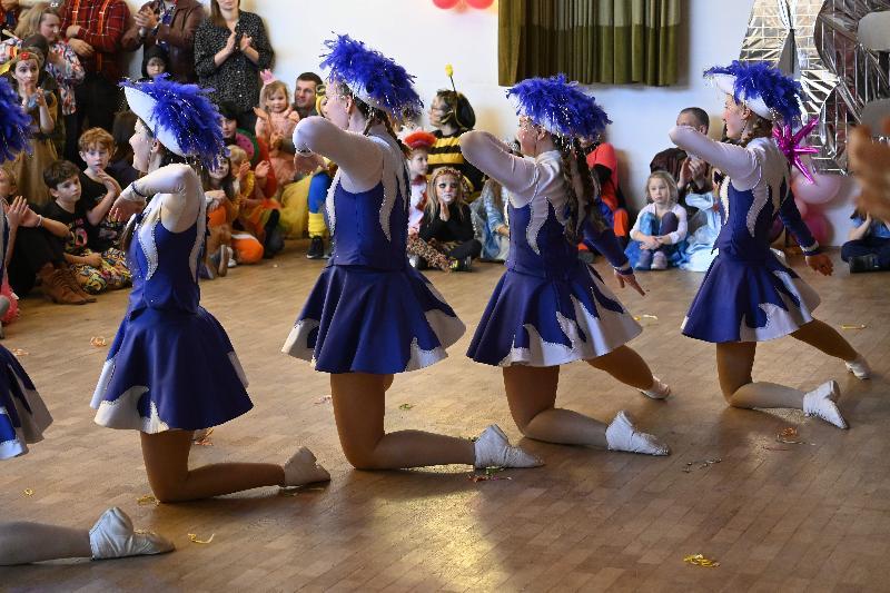 Klein und Groß feiern Kinder- und Familienfasching wie aus dem Bilderbuch