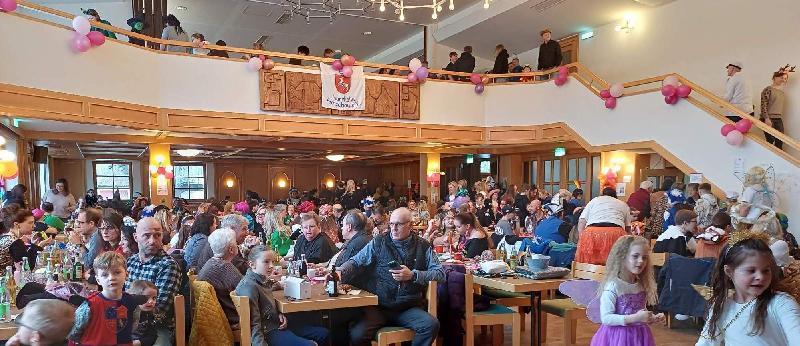 Klein und Groß feiern Kinder- und Familienfasching wie aus dem Bilderbuch