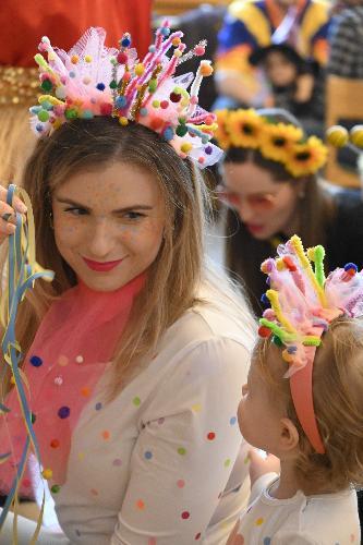 Klein und Groß feiern Kinder- und Familienfasching wie aus dem Bilderbuch