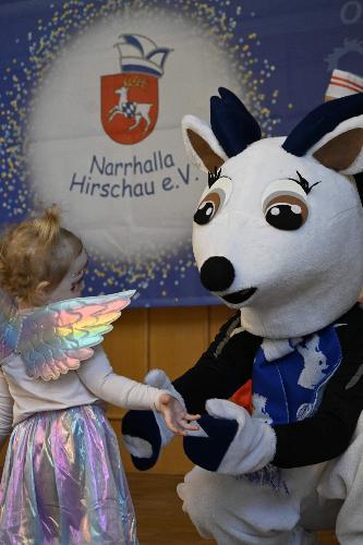 Klein und Groß feiern Kinder- und Familienfasching wie aus dem Bilderbuch