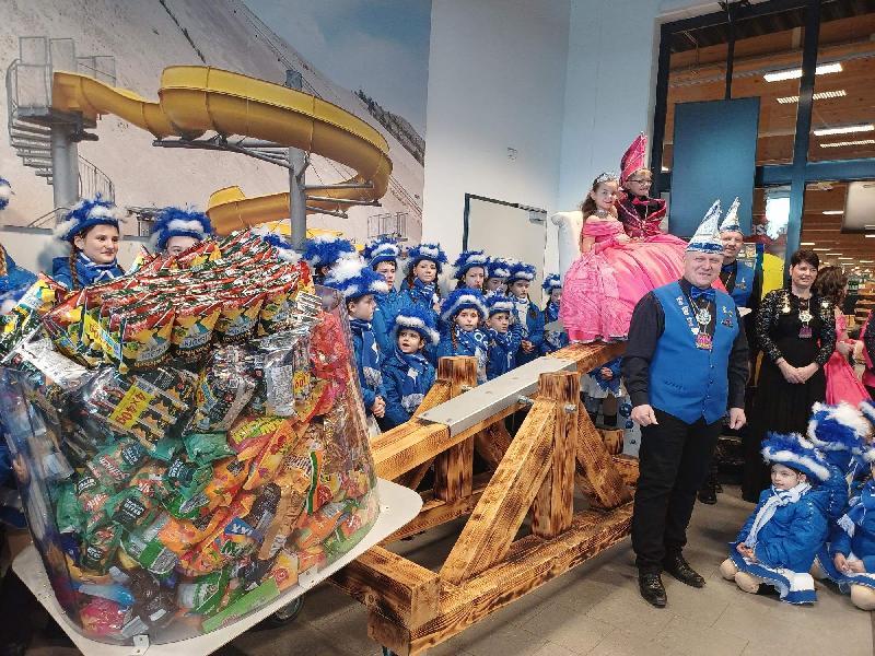 Rund 110 Kilogramm Schleckereien füllten die EDEKA-Mitarbeiter Sven Pflug und Bettina Dotzler in den Warenkorb, um Prinz Leopold I. und Prinzessin Lona I. in die Höhe zu hieven. Mit im Bild: Hofmarschall Martin Merkl und Narrhalla-Präsidentin Regina Merkl. - Foto von Werner Schulz