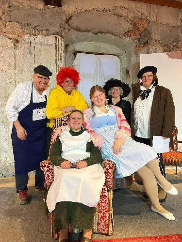 „Pumuckl und das Schlossgespuksl“ – so hieß der Titel der ersten Kinderlesung des Festspielvereins. Die Akteure sitzend von links: Saskia Krügelstein (Erzählerin) und Melina Merkl (Leni), stehend von links: Roland Fritsch (Meister Eder), Andreas Schießler (Pumuckl, Autor des Stücks), Elvira Klemen (Schlossherrin) und Mandy Römer (Schlossverwalterin). - Foto von Sabine Wopperer