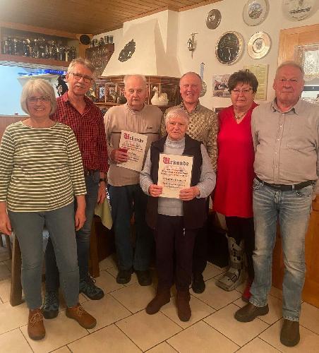 Wichtigste Tagesordnungspunkt der Wandervereins-Jahreshauptversammlung waren Nachwahlen für die Vorstandschaft und die Ehrung langjähriger Mitglieder. Von links:
Christa Kindzorra (Schriftführerin, Manfred Kindzorra (Wanderwart), Hans Knopf (50 Jahre), Friederike Oschmann (50 Jahre), Richard Hack (1. Vorstand), Ingrid Naber (Kassiererin), Alfred Naber ( 2. Vorstand).
 - Foto von Christiane Koch