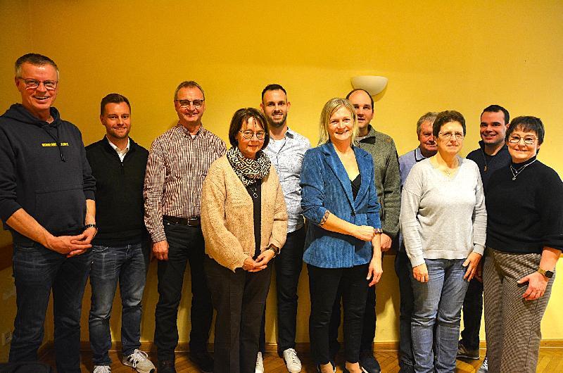 Die wiedergewählte Vorstandschaft zusammen mit den Geehrten: Von links, Bürgermeister Hermann Falk, 1. Vorsitzender Manuel Falk, Richard Falk, Anita Falk, Kassier Marco Meier, Schriftführerin Angelika Meyer, Betriebsleiter Daniel Kummer, Richard Ries, Monika Ries, 2. Vorstand Thomas Kummer und Küchenleiterin Brigitte Gnan.  - Foto von Fritz Dietl