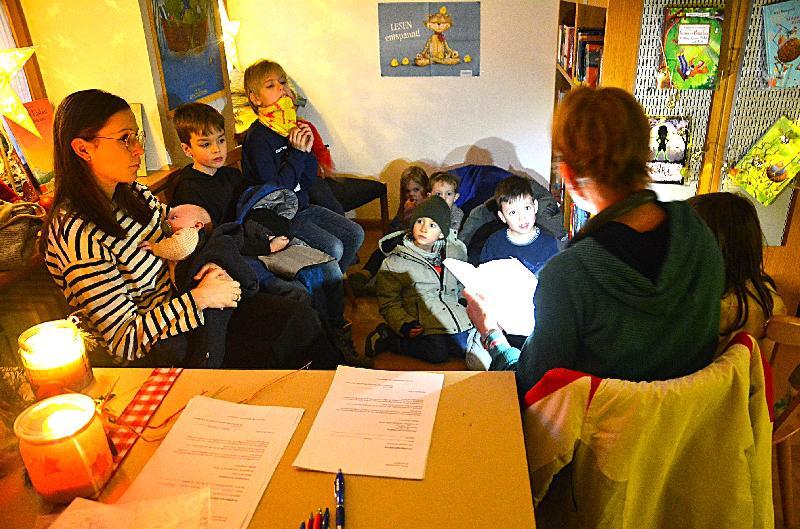 Gespannt lauschen die Kinder den Erzählungen von Agnes Strobl, vom Bücherei-Team, während der Adventslesungen im Dezember. - Foto von Fritz Dietl