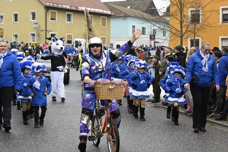 Als Space-Cowboy auf einem Bonanza-Radl führte Roland Fritsch den Kinderfaschingszug heuer an. Hinter ihm die Kindergarde und das Maskottchen Monti. - Foto von Werner Schulz
