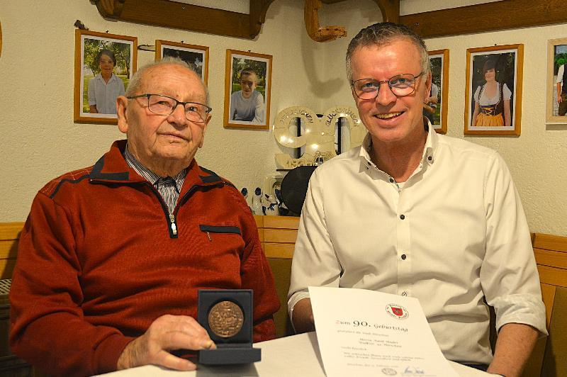 Bürgermeister Hermann Falk gratulierte Adolf Mader zum 90. Geburtstag, im Namen der Stadt Hirschau. - Foto von Fritz Dietl