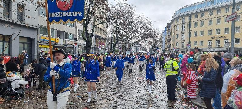 Zum 47. Mal hatte der Hirschauer Musikzug die Ehre, beim Düsseldorfer Rosenmontagszug live an zigtausenden Jecken musizierend und tanzend vorbeizuziehen und rheinischen Karneval pur zu erleben. Ehrenvorstand musste wegen Rückenproblemen als Standartenträger passen. Seine Aufgabe übernahm Leonhard Schuster. - Foto von Michael Knietsch