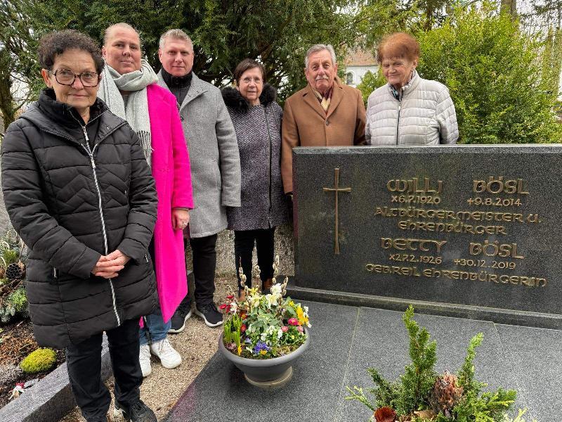 Die Ehrenvorsitzende der CSU-Frauen-Union und Ehrenbürgerin der Stadt Hirschau Betty Bösl wäre am 27. Februar 100 Jahre alt geworden. Aus diesem Anlass stellte die Frauen-Union zum Gedenken an an ihrem Grab eine Blumenschale ab. Von links: FU-Schatzmeisterin Gisela König, FU-Vorsitzende Stadträtin Michaela Meier, CSU-Bürgermeisterkandidat Martin Merkl, 2. Bürgermeisterin Bärbel Birner, CSU-Ehrenortsvorsitzender Werner Schulz und FU-Ehrenortsvorsitzende Heidi Flierl. - Foto von Reinhold Birner