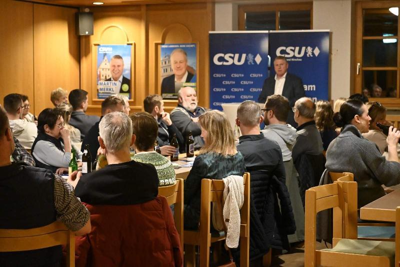 Mehr als gut besucht waren die sieben Bürgergespräche, wie hier im Josefshaus, bei denen CSU-Bürgermeisterkandidat Martin Merkl (vorne) sein Zukunftskonzept vorstellte und mit den Besucherinnen und Besuchern diskutierte. - Foto von Werner Schulz