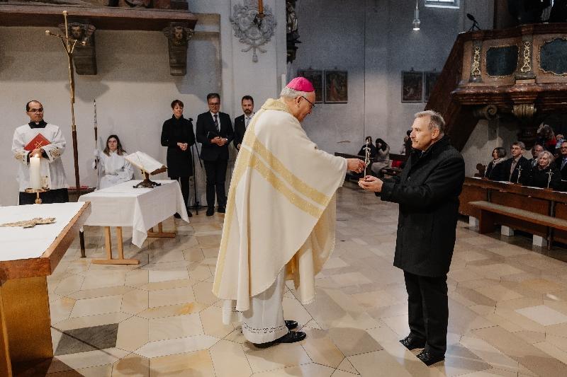 Bei der feierlichen Beauftragung der ersten 37 Katechisten am 15. November 1925 in der Dompfarrkirche Niedermünster bekam Martin Bergmann durch Bischof Rudolf Voderholzer ein Kreuz überreicht, das der Ferula von Papst Johannes Paul II. nachempfunden ist. - Foto von Vanessa Goerke