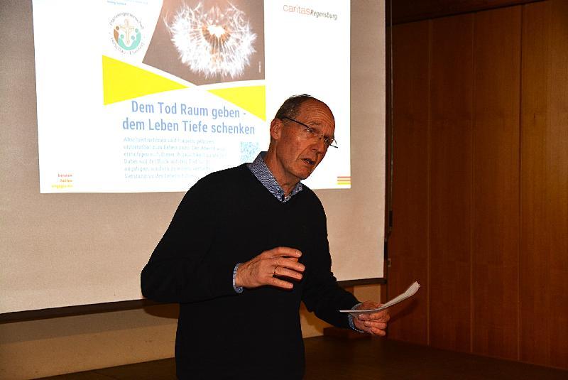 Pastoralreferent Christoph Braun sprach über das Thema: Dem Tod Raum geben – dem Leben Tiefe schenken. - Foto von Fritz Dietl