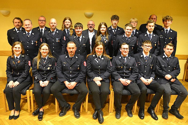 Viele Mitglieder wurden für ihre erfolgreiche Teilnahmen an Prüfungen und Lehrgängen geehrt. Dazu gratulierten: Stehend von li. Kommandant Christian Lenk, Vorstand Berthold Maier, Kreisbrandrat Christof Strobl, 2. von re. Jugendleiter und 2. Kommandant Klaus Schlosser und sitzend li. 2. Vorsitzende Selina Dorner. - Foto von Fritz Dietl