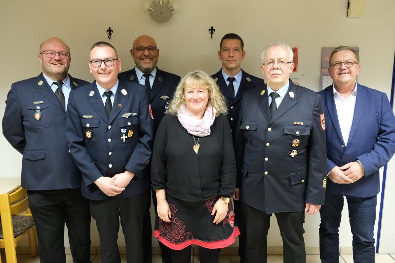 Neuwahlen und eine Ehrung gab in der Jahreshauptversammlung der Feuerwehr Gailoh. Von links 1. Vorstand Martin Heindl, 1. Kommandant Thimo Höcherl, Kassenprüfer Andreas Gehring, Jubilarin Monika Geitner, 2. Vorstand Thomas Wagner, Stadtbrandrat Heinrich Scharf und 2. Bürgermeister Martin Preuß.  - Foto von Uschald