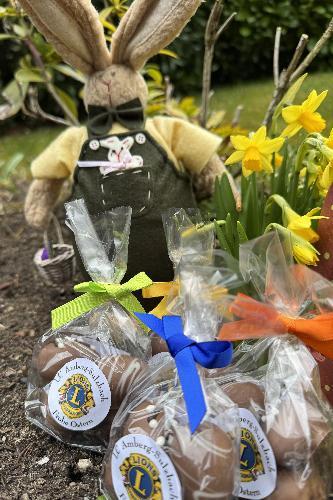 Fünf Euro kostet ein Lions-Osterpäckchen, das vier Schokoeier verschiedener Geschmacksrichtungen enthält. Bild - Foto von Uschald