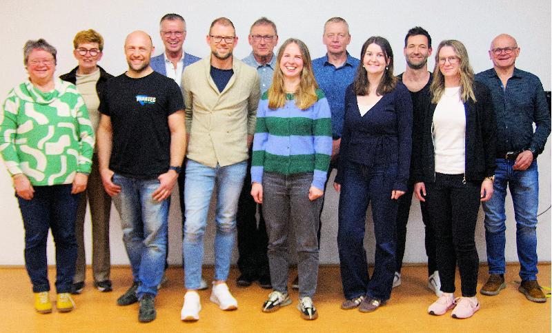 Anita Ritz, Elfriede Gerstmann, Ludwig Weber, Hermann Falk (Bürgermeister), Michael Gast, Walter Fleischmann (TuS- Vorstand), Doreen Schuster, Frank Neef, Katharina Fellner, Martin Scharl, Linda Dobner und Manfred Groher - Foto von Fritz Dietl