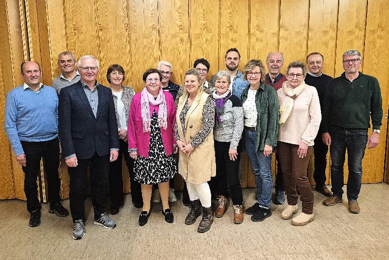 Von links: Stadtrat Josef Birner, Bernhard Hierl, 1. Vorstand Roland Maier, Agnes Hierl, 2. Bürgermeisterin Bärbel Birner, Christa Stadler, Michaela Meier, 2. Vorsitzende Christine Kugler, Claudia Wittmann, Simon Ries, Irene Schwinger, Wolfgang Weih, Irene Stauber, Dieter Muschler und Michael Heinz - Foto von Fritz Dietl