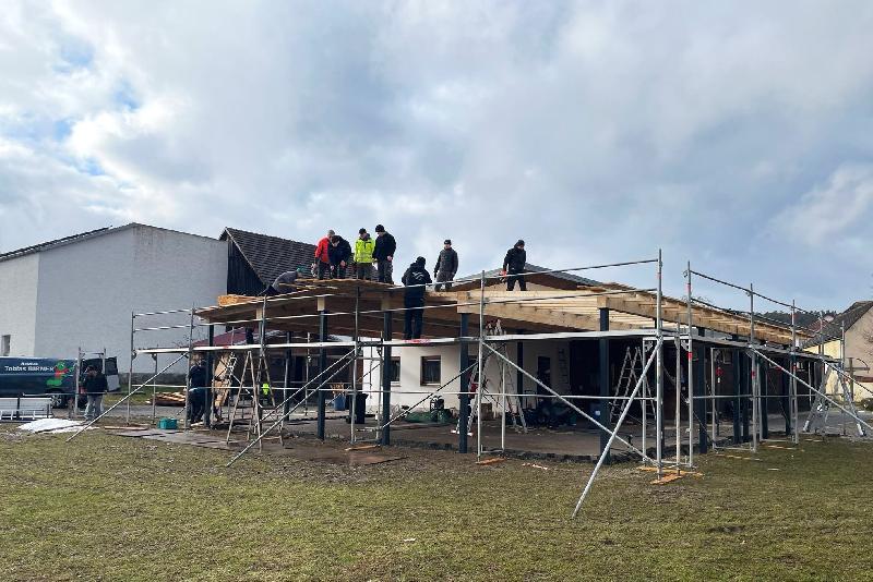 Auf der Baustelle geht es rund. Durch viele ehrenamtliche Helfer kann das Projekt von der Dorfgemeinschaft finanziert werden. - Foto von Fritz Dietl