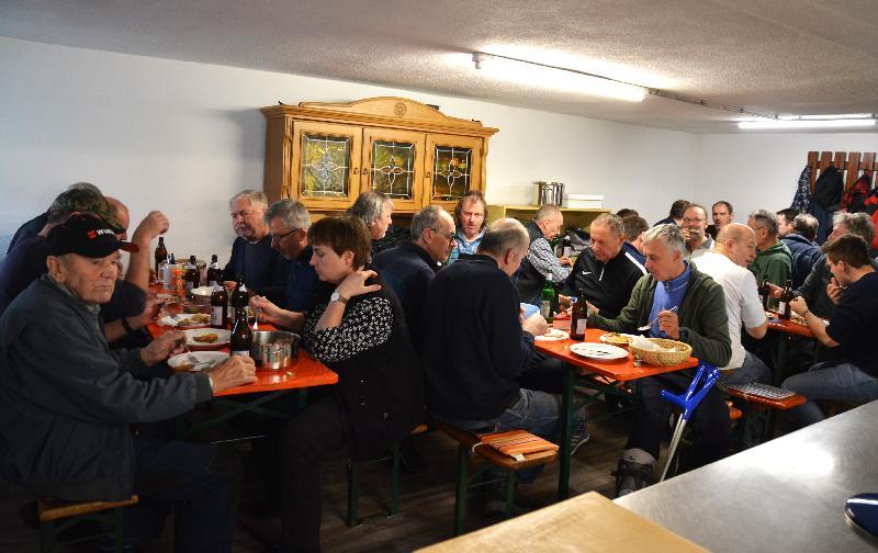 Einige der fleißigen Helfer beim Schlachtfest der Alten Herren zusammen mit Betreuer Georg Kustner, 5. v. li., der Spender des Schweins, Franz Kustner, 5. v. re., Brigitte 6. v. li. u. Thomas Gnan 3. v. li. sowie den beiden Metzgern, Christian 2. v. li. Und Tobias Meier, 6. v. re. - Foto von Fritz Dietl