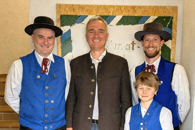 2. Vorstand Gaston Lottner (links) und 1. Vorstand Michael Meier (rechts) bedankten sich herzlich bei MdL Dr. Harald Schwartz für seinen Einsatz, diese Förderung zu ermöglichen. Unterstützt wurden sie dabei von Emil Dolles (vorne) - Foto von Heimat- und Trachtenverein Hirschau