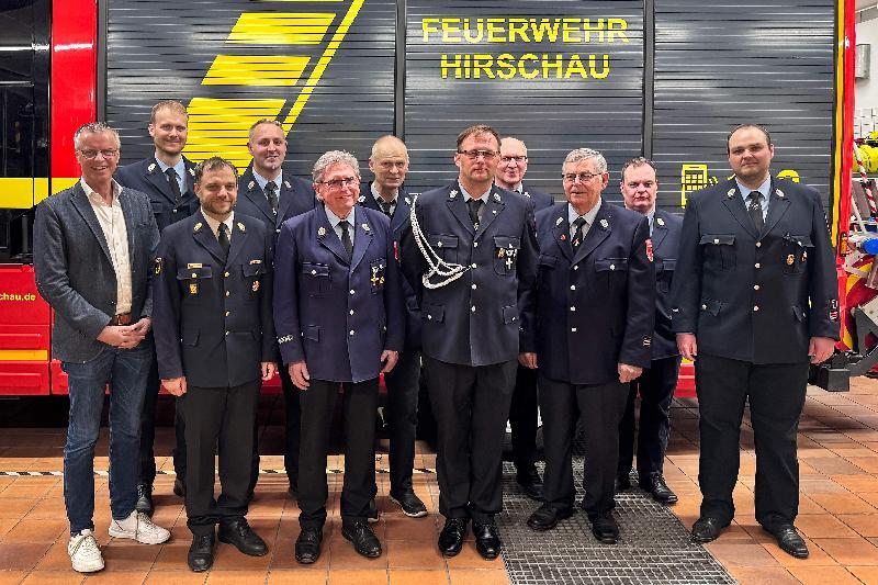 Bei ihrer Jahreshauptversammlung ehrte die Freiwillige Feuerwehr einige Mitglieder für ihre langjährige Treue. Von links: Bürgermeister Hermann Falk, stellv. Kommandant Christoph Erras, KBI Michael Iberer, 1. Kommandant Sebastian Jasinsky, Heiner Fleischmann (60 Jahre), Josef Lang (50 Jahre), Markus Tomala (25 Jahre aktiver Dienst), 2. Vors. Thomas Maier, Walter Wiesinger (60 Jahre), stellv. Kommandant Daniel Brearley, 1. Vors. Nico Schuminetz. - Foto von Robert Scheuerer