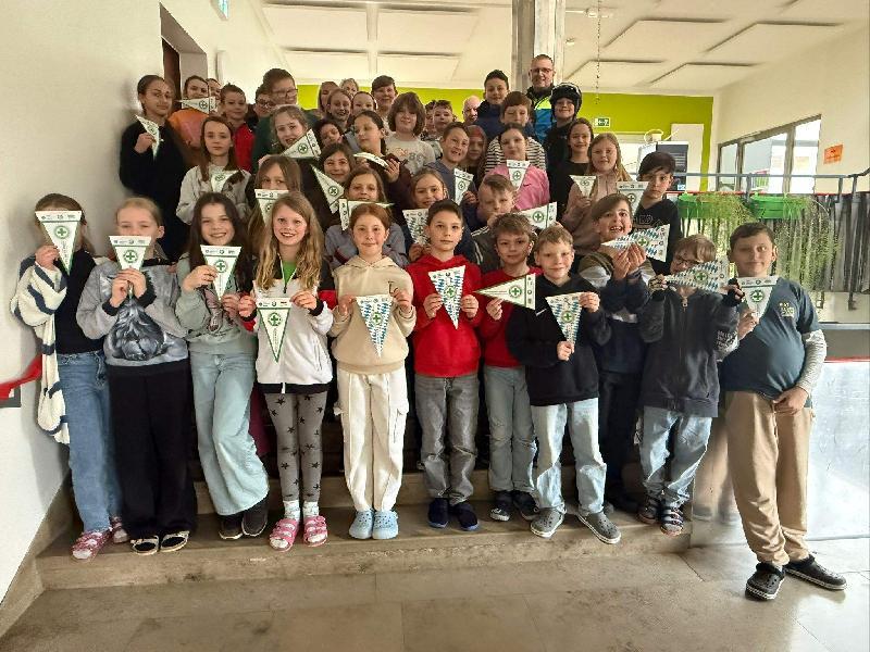 Insgesamt 48 Viertklässler aus den Grundschulen Hirschau und Ehenfeld bestanden die Radfahrprüfung und sind jetzt im Besitz des Radl-Führerscheins.  - Foto von Birgit Härtl