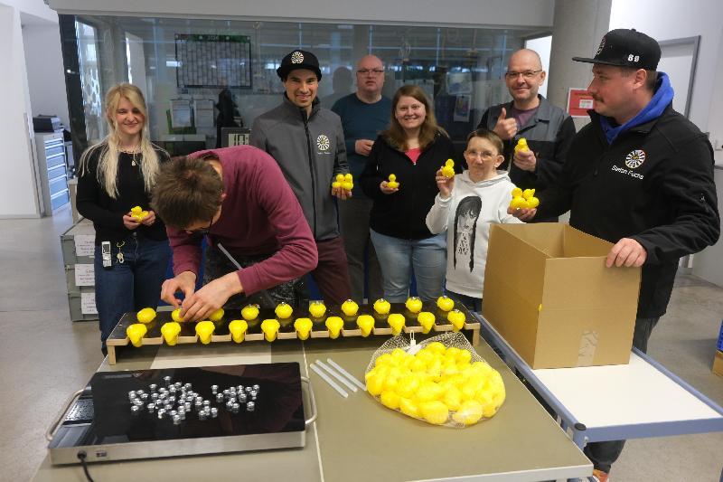 9.000 neu beschaffte Plastikentchen wurden in den Jura-Werkstätten mit Muttern am Bauch renntauglich gemacht. Unter Betreuung von Tobias Huttner und Theresa Großer waren sechs Behinderte vier Wochen damit beschäftigt. Zur Vorbereitung gehörten auch Schwimmversuche mit den Entchen. - Foto von Uschald
