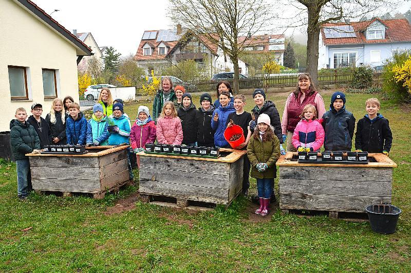 Unterricht im Schulgarten. Die Kinder zusammen mit von links hinten, Lehrerin Sophie Högl, Bernhard Meier, Judith Schreiber, Irmi Dolles und Tanja Schumann. - Foto von Fritz Dietl