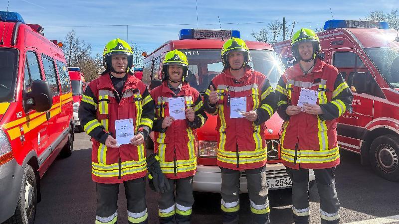 Die vier Hirschauer Feuerwehrleute meisterten beim Atemschutzleistungswettbewerb der Oberpfalz alle Aufgaben mit Bravour und wurden mit dem Abzeichen in Silber ausgezeichnet. Von links: Michael Lang, Bernhard Meyer, Sebastian Jasinsky und Christoph Erras. - Foto von Thomas Maier