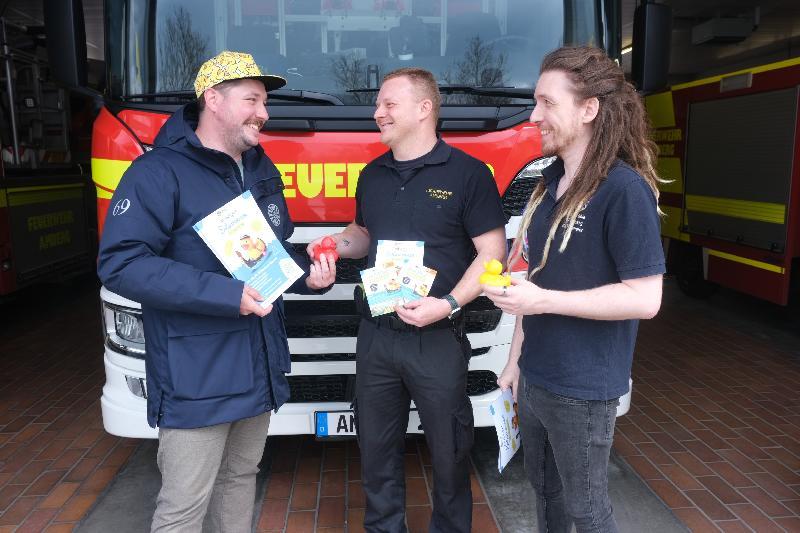Für langjährige Mithilfe beim Entenrennen bedankte sich Rond Table Amberg bei der Amberger Feuerwehr mit einer roten Ehrenente. Sie geht mit der Notrufnummer 112 ins Rennen. Von links RT-Schatzmeister Stefan Fuchs, Stadtbrandmeister Sebastian Schindler (Mitte) und RT-Webmaster Julian Ellmaier. - Foto von Uschald