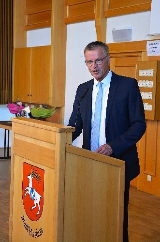 Der scheidende Bürgermeister Hermann Falk bei seiner Abschiedsrede vor dem Stadtrat. - Foto von Fritz Dietl