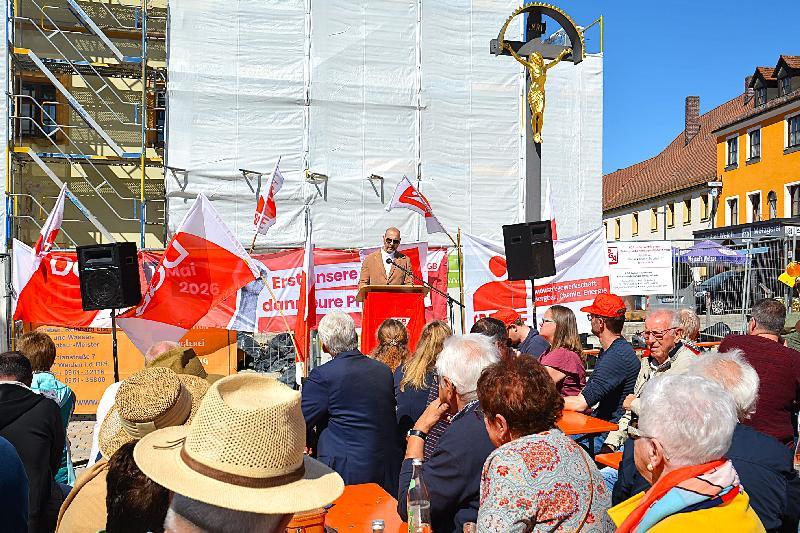 Bei strahlendem Sonnenschein war der Marktplatz zur Kundgebung gut gefüllt. - Foto von Fritz Dietl