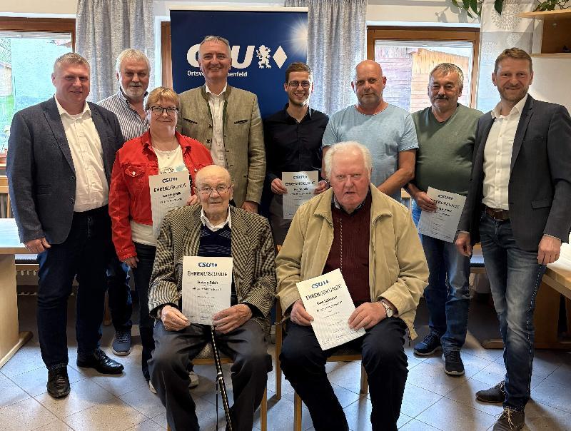 Die Ehrung langjähriger Mitglieder war ein zentraler Punkt der Ortshauptversammlung des CSU-Ortsverbandes Ehenfeld. Sitzend von links: Ludwig Reich und Hans Schlosser (beide 60 Jahre), stehend von links: Stadtrat Martin Merkl, stellv. Ortsvors. Franz Birner, Christine Falk (40 Jahre), Kreisvors. MdL Dr. Harald Schwartz, Andreas Falk (10 Jahre), Christian Meier (25 Jahre), Georg Kustner (45 Jahre) und Ortsvors. Stadtrat Christian Gnan. - Foto von Edith Dorner