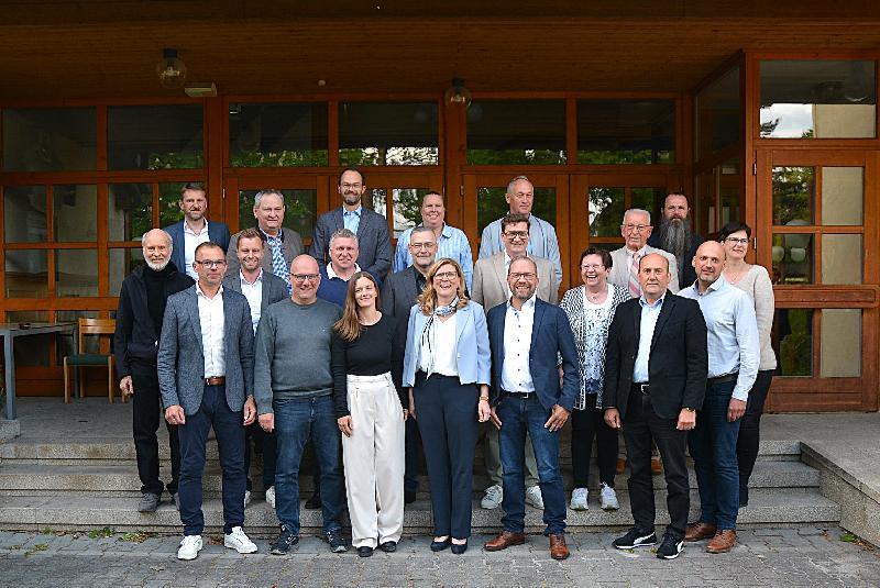 Die 21 Mitglieder des neuen Stadtrats von links: 3. Bürgermeister Hermann Gebhard, Dieter Kohl, Judith Schreiber, 1. Bürgermeisterin Beate Dietrich, 2. Bürgermeister Tobias MeindlBärbel Birner, Josef Birner und Matthias Dotzler. 
2. Reihe v. li. Günther Amann, Manuel Falk, Martin Martin Merkl, Markus Schenzel,Julius Schmidl, Rudi Wild und Hildegard Gebhardt.
3. Reiche v. li. Christian Gnan, Josef Luber, Markus Meißner, Michaela Meier, Wolfgang Bosser und Stefan Enderer.
 - Foto von Fritz Dietl