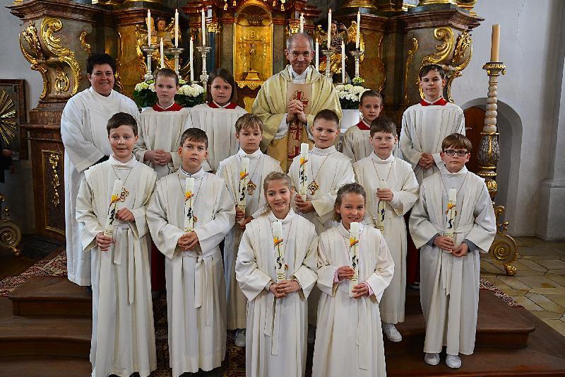 Gruppenbild nach dem Festgottesdienst. Vordere Reihe von li. Fanny u. Josefine Dotzler. 2. Reihe von li. Manuel Wiefling, Ben Bauer, Theo Gebhardt, Thomas Basler, Julian Fellner und Ben Strehl. Hintere Reihe, Gemeindereferentin Barbara Schlosser und Pf. Johann Hofmann. - Foto von Fritz Dietl