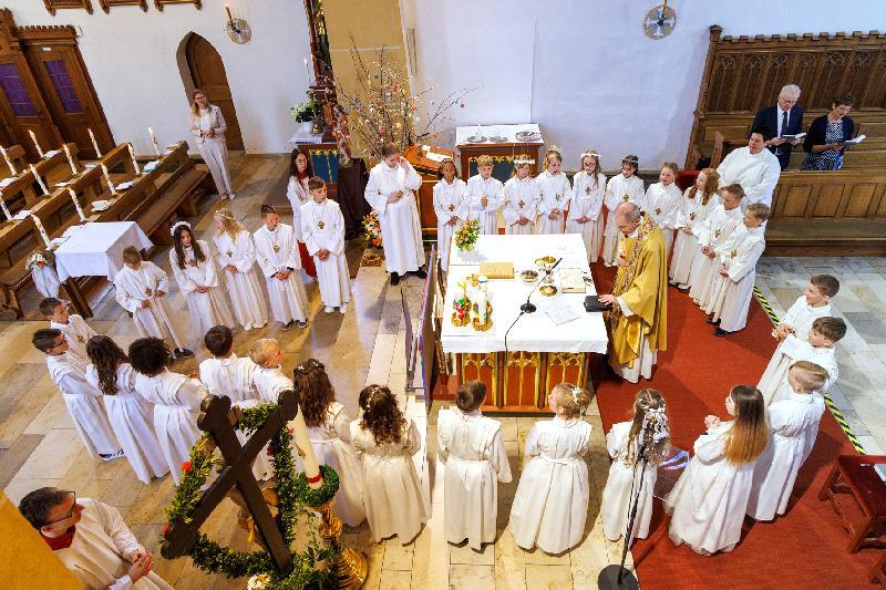 Gemeinsam versammelten sich die 31 Kommunionkinder um den Tisch des Herrn, um ihre Erstkommunion zu empfangen. - Foto von Huster