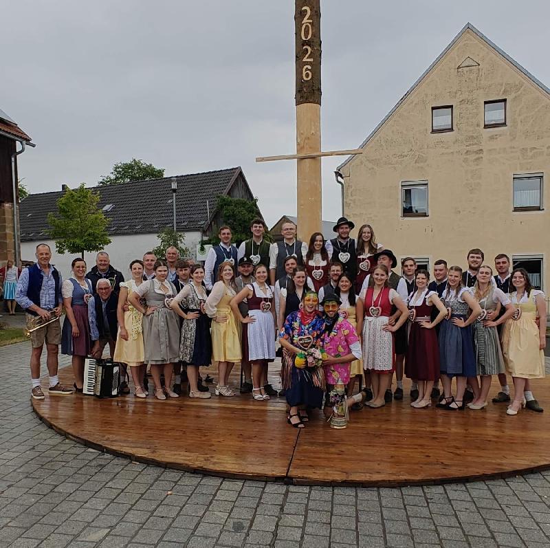 Bei der Krickelsdorfer Kirwa wurden Verena Piehler und Benedikt Dietrich (vorne) zum neuen Ober-Kirwapaar gekürt. Die Tänze der 15 Kirwapaare hatte wieder Sonja Ringer (2. von links) einstudiert. Mit im Bild links die „S’Vilsblech-Musikanten“. - Foto von Christian Huber