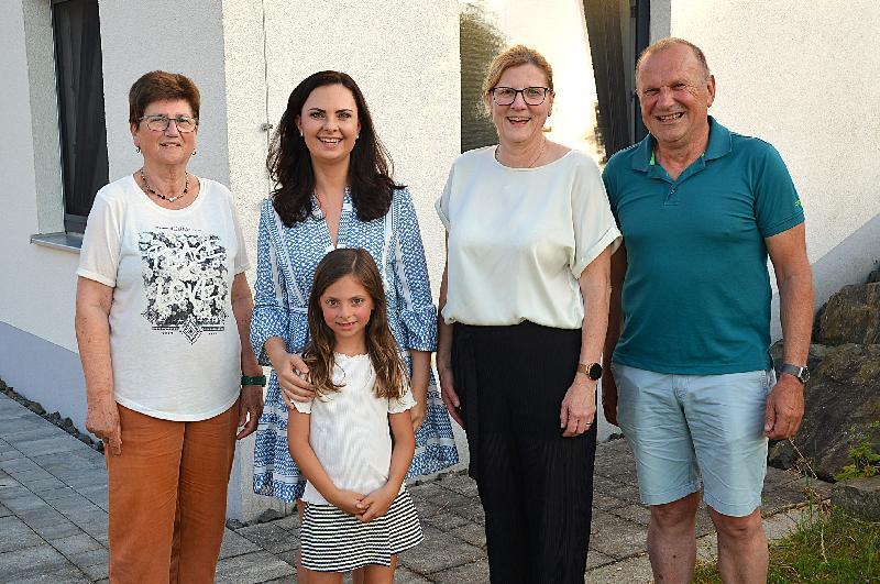 Bürgermeisterin Beate Dietrich 2. v. re. bedankt sich bei Brunhilde Stauber, li. und Hans Scharl re. für ihre ehrenamtliche Arbeit und gratulierte Julia Matthies, zusammen mit Tochter Lea, zur gewonnenen Wahl als Ortssprecherin. - Foto von Fritz Dietl