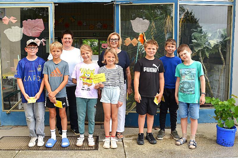Die anwesenden 7 Ehenfelder Kommunionkinder bei der Spendenübergabe an Petra Waldhauser von der Selbsthilfegruppe krebskranker Kinder Amberg-Sulzbach e. V. (re. hinten). Li. hinten die Initiatorin, Gemeindereferentin Barbara Schlosser. - Foto von Fritz Dietl