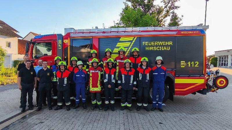 Zwei Gruppen der Freiwilligen Feuerwehr Hirschau haben die Leistungsprüfung „Die Gruppe im Löscheinsatz – Variante 3“ erfolgreich absolviert. Von links: Schiedsrichter Christoph Erras, KBM Michael Werner, Schiedsrichter Horst Kellner, Kommandant Sebastian Jasinsky, Daniel Brearley, Claus Meyer, Lukas Kellner, Marco Schuminetz, Michael Pohle, Florian Pawluk, Elias Rösch, Patrick Weinberger, Matthias Müller, Christian Kraus, Korbinian Lauerer und Paul Jasinsky. - Foto von Werner Schulz