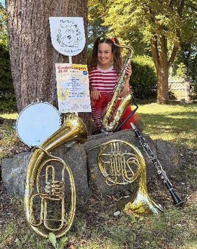 Beim Kinderkonzert „Tara und die Instrumenteninsel“ nimmt die neu- und wissbegierige Tara, dargestellt von Christina Wisneth (im Bild), Klein und Groß mit auf ihre abenteuerliche Reise durch die wunderschöne Insel Melodica.  - Foto von Katharina Stein
